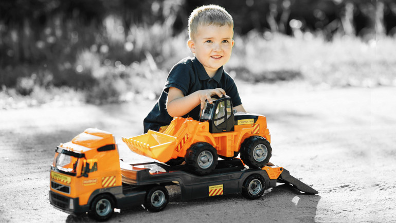 jeune garçon avec jouet camion